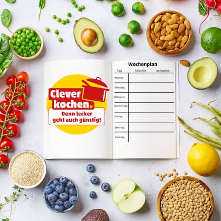 Buch mit leerem Wochenplan und Clever kochen, denn lecker geht auch günstig-Logo auf weißem HIntergrund und umgeben von Kochzutaten.