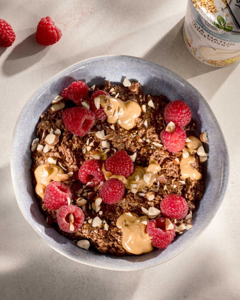 Dieses Bild zeit unsere schokoladigen Overnight Oats.