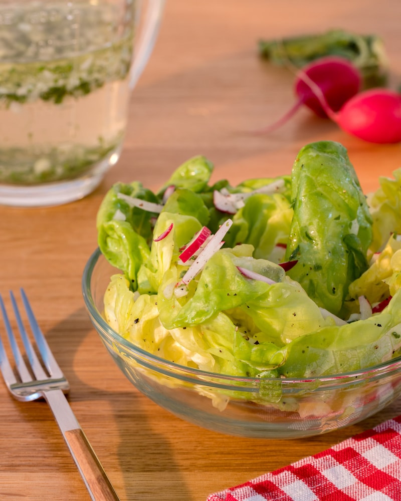 Dieses Bild zeigt Salat mit unserem Essig-Öl-Dressing.
