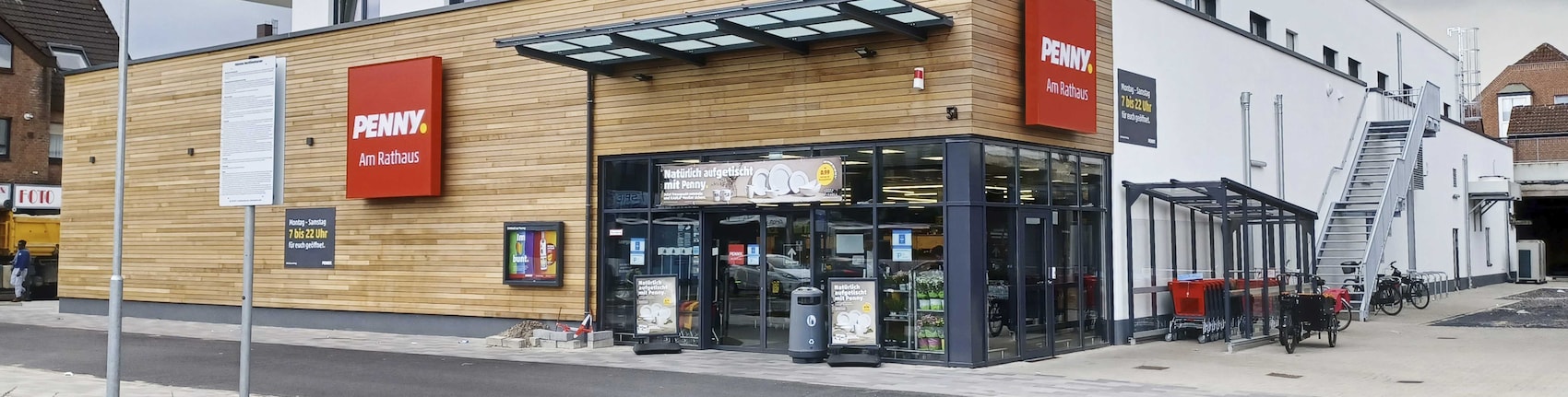 Sie sehen den Eingang vom Penny Markt Voerde Rathausplatz 51