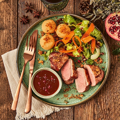 Entenbrust mit Nuss-Crunch an Süßkartoffel-Knödeln und Salat