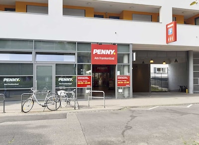 Sie sehen den Eingang vom Penny Markt in Bonn – Frankenbad Am Frankenbad 5