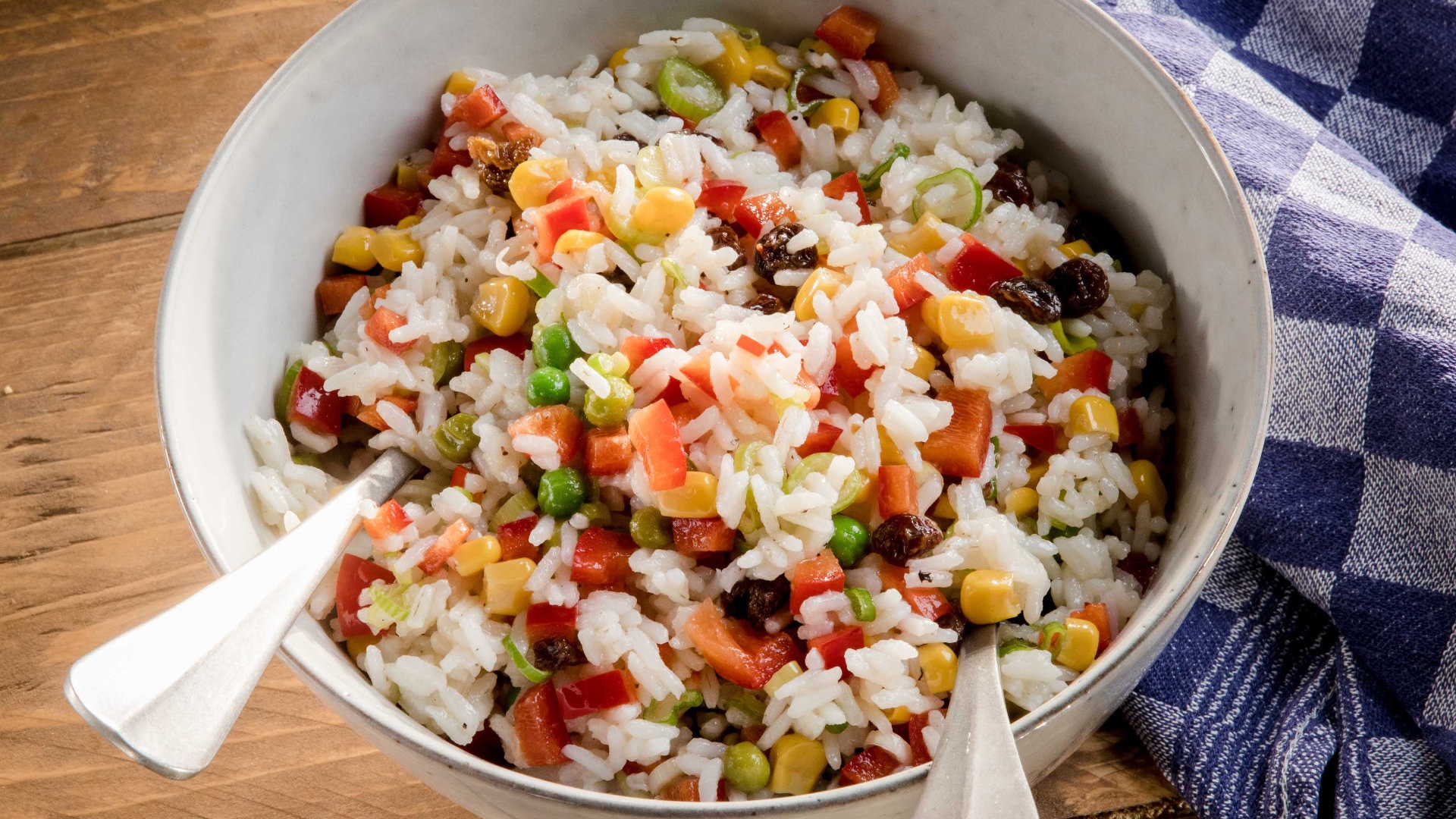 Bunter Reissalat in Schüssel