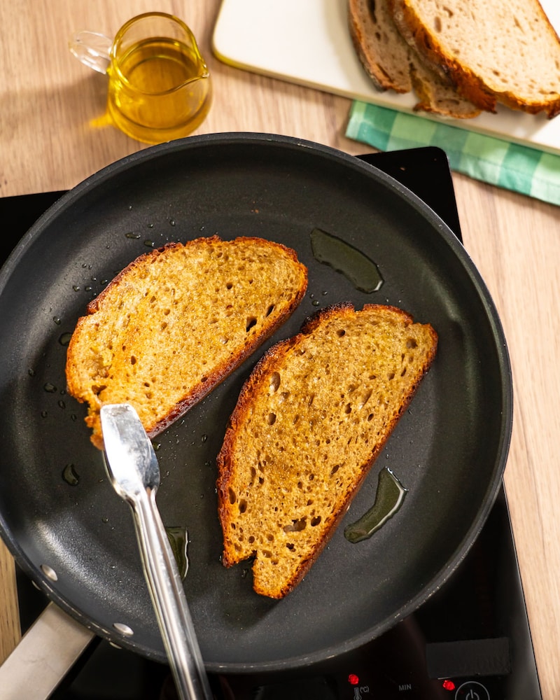 Dieses Bild zeigt wie das Brot in der Pfanne geröstet wird.