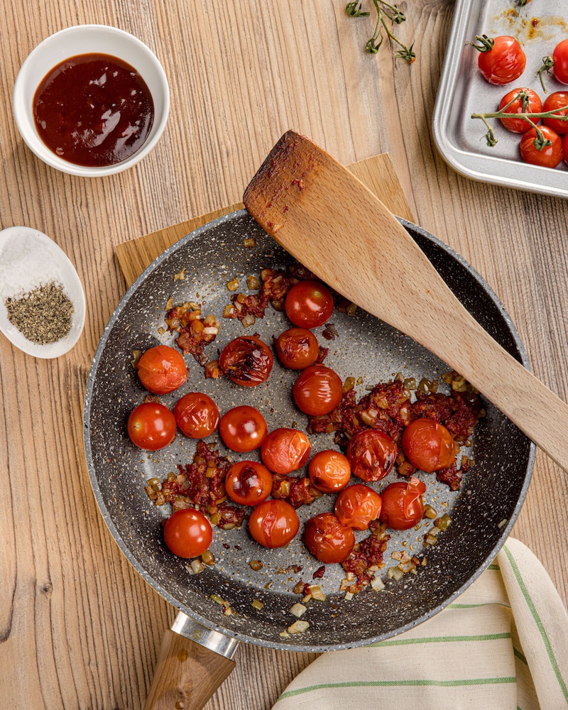 Dieses Bild zeigt die Tomaten in der Pfanne.