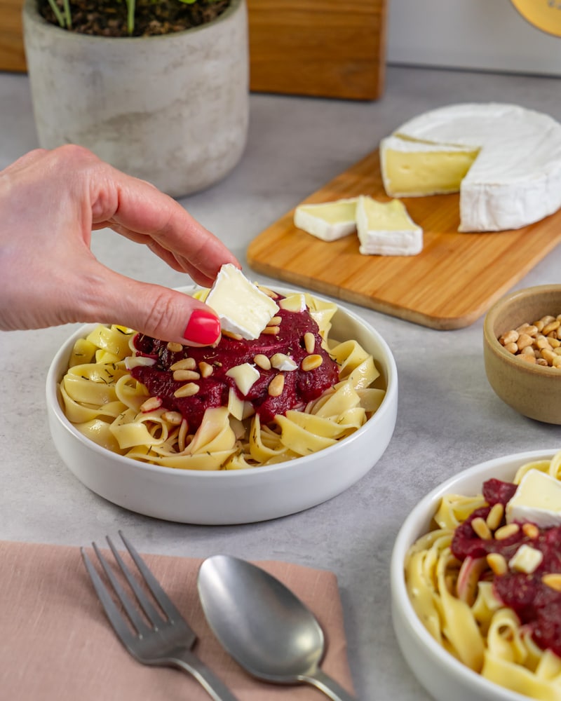 Dieses Bild zeigt wie mit Weichkäse garniert wird.
