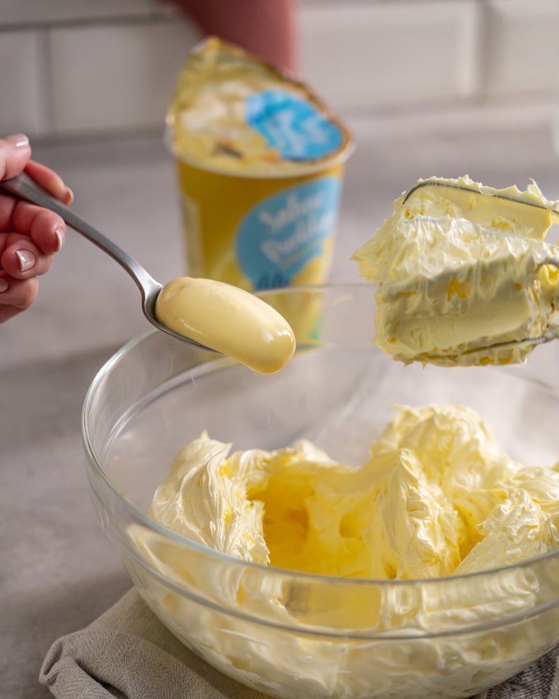 Dieses Bild zeigt wie Vanille Joghurt dazugegeben wird.