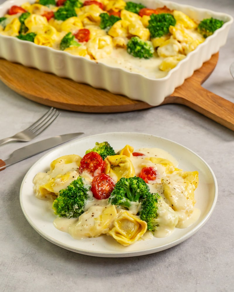 Dieses Bild zeigt den fertigen Tortellini-Auflauf mit Brokkoli und Tomaten.
