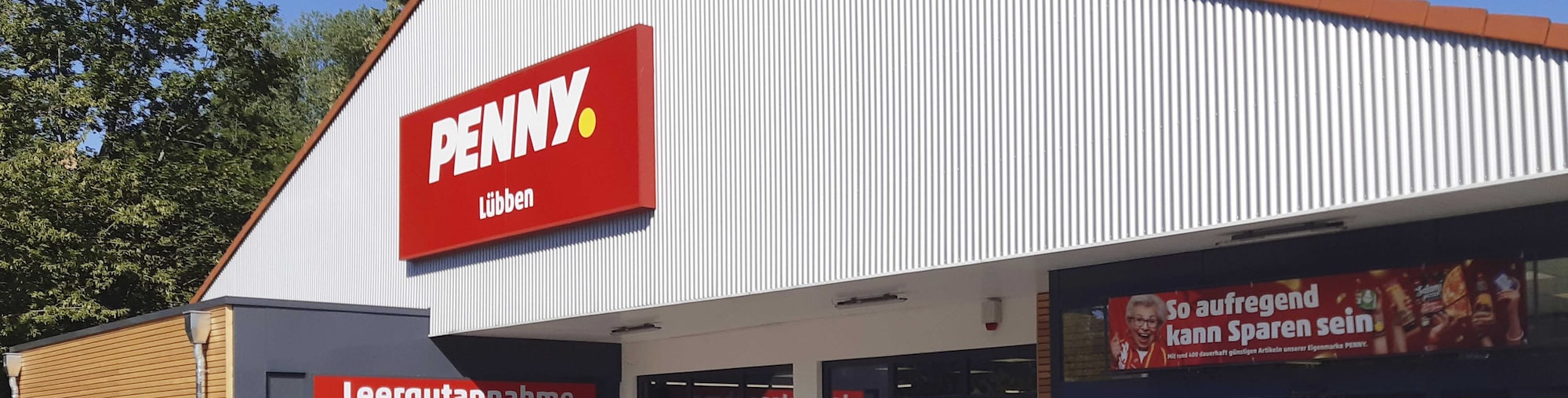 Sie sehen den Eingang vom Penny Markt in Lübben Frankfurter Straße 104a