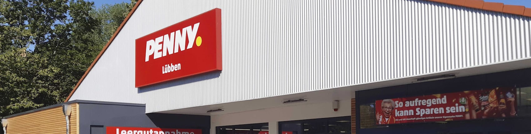 Sie sehen den Eingang vom Penny Markt in Lübben Frankfurter Straße 104a