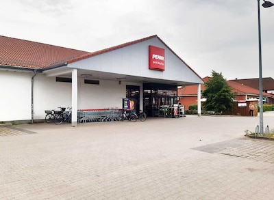 sie sehen den Eingang vom Penny Markt in Amt Neuhaus Sumter Str. 1a