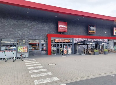 Sie sehen den Eingang vom Penny Markt Duisburg – Neudorf Sternbuschweg 112