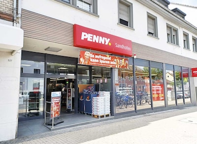Sie sehen den Eingang vom Penny Markt in Mannheim/Sandhofen, Sandhofer Strasse 329