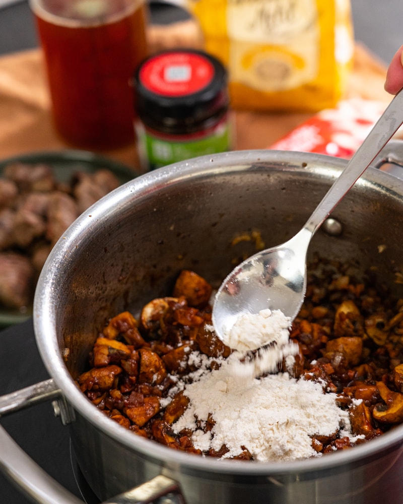 Schmorgulasch mit Champignons, Stampfkartoffeln und Brokkoli 
