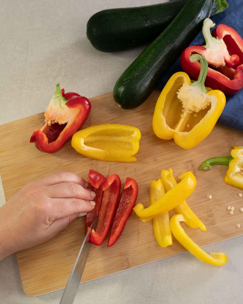 Dieses Bild zeigt wie Paprika geschnitten wird.