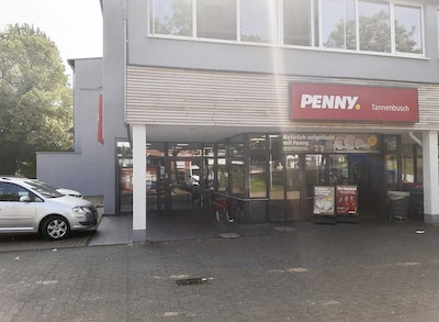 Sie sehen den Eingang vom Penny Markt in Bonn – Tannenbusch Hohe Str. 55