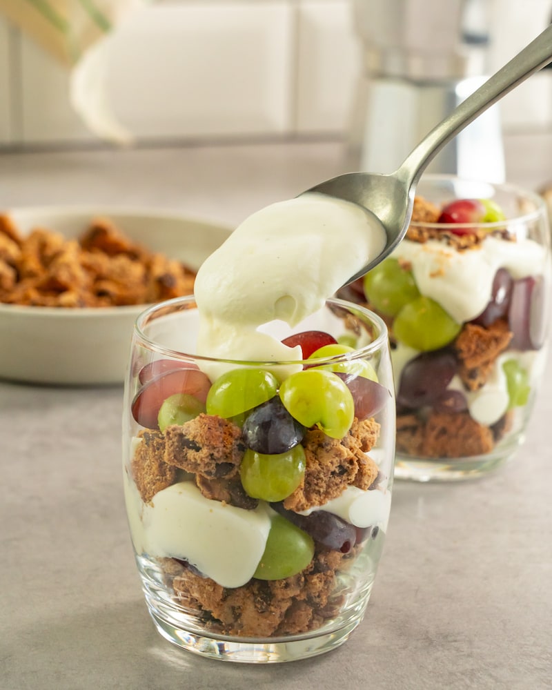 Dieses Bild zeigt wie das Dessert in Gläser abwechselnd geschichtet wird.