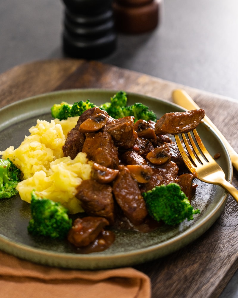Schmorgulasch mit Champignons, Stampfkartoffeln und Brokkoli