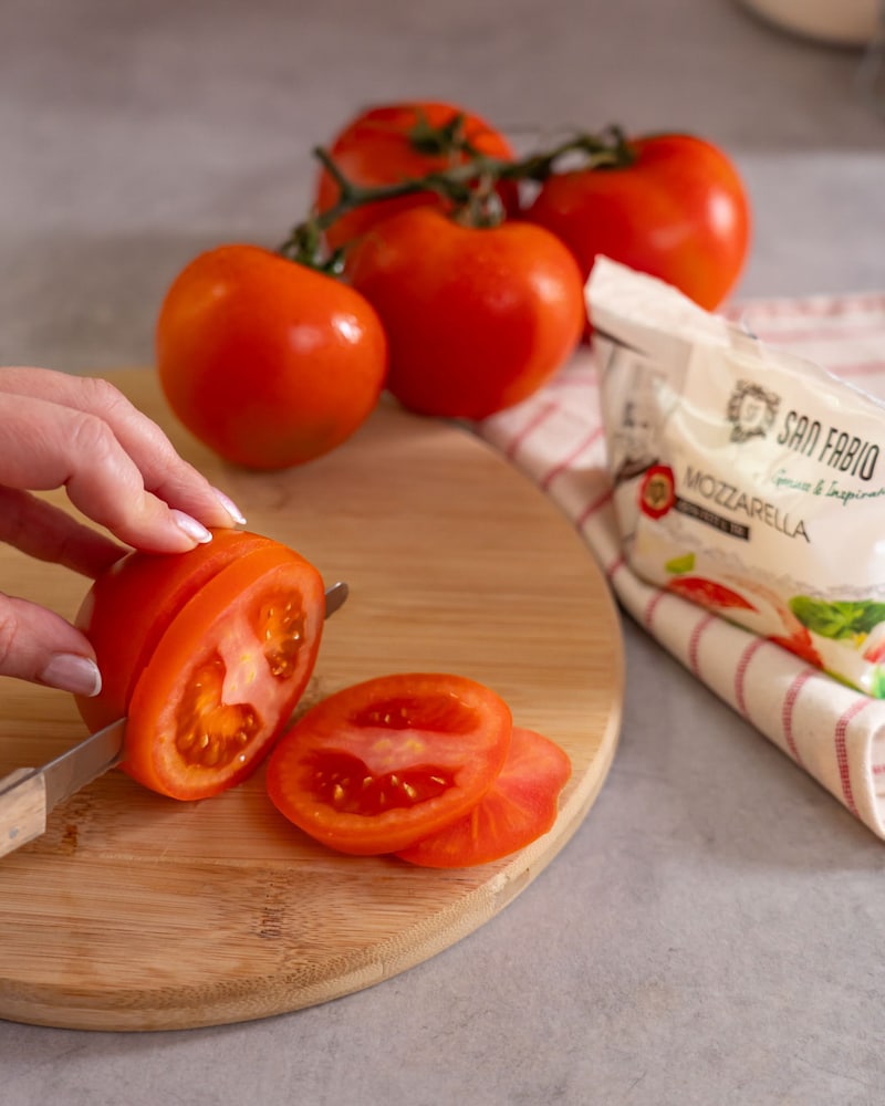 Dieses Bild zeigt wie die Tomaten geschnitten werden.