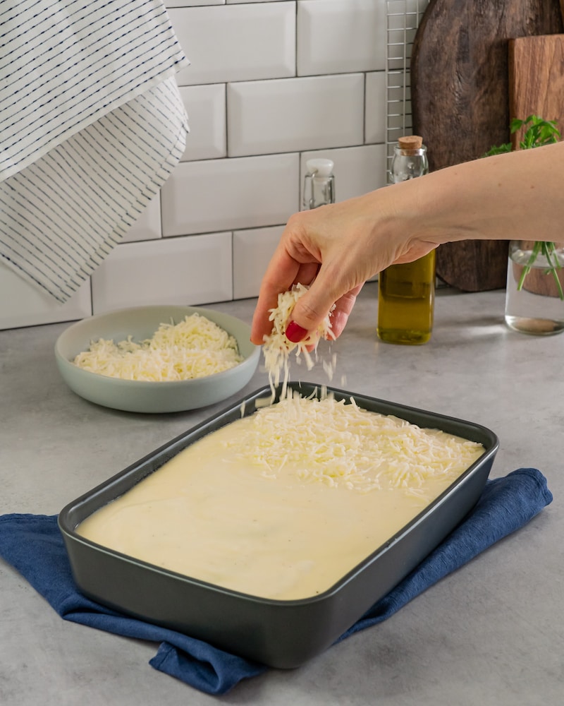 Auf diesem Bild siehst du wie der Käse verteilt wird.