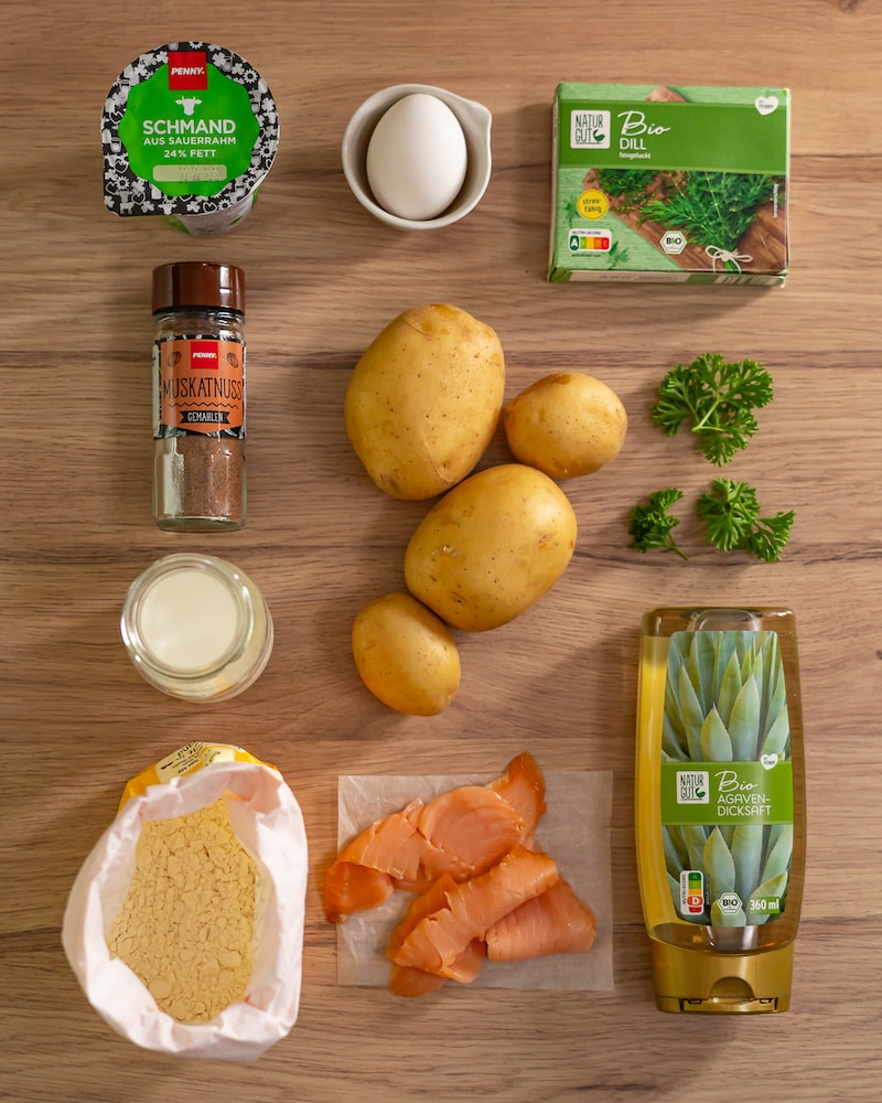 Schwedische Raggmunk mit Lachs und Kräuterschmand