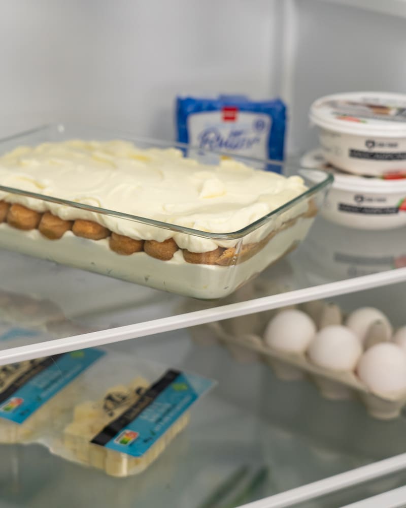Dieses Bild zeigt wie das Tiramisu in den Kühlschrank gegeben wird.