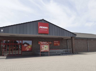Sie sehen den Eingang vom Penny Markt in Wolmirstedt, Colbitzer Strasse 7a