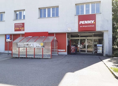 Sie sehen den Eingang vom Penny Markt in Waiblingen, Winnender Straße 30/1