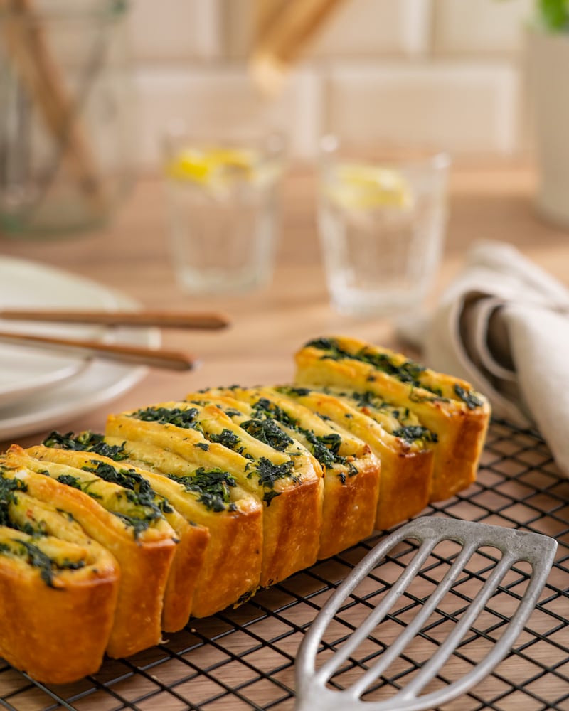 Würziges Zupfbrot mit Spinat und Knoblauch