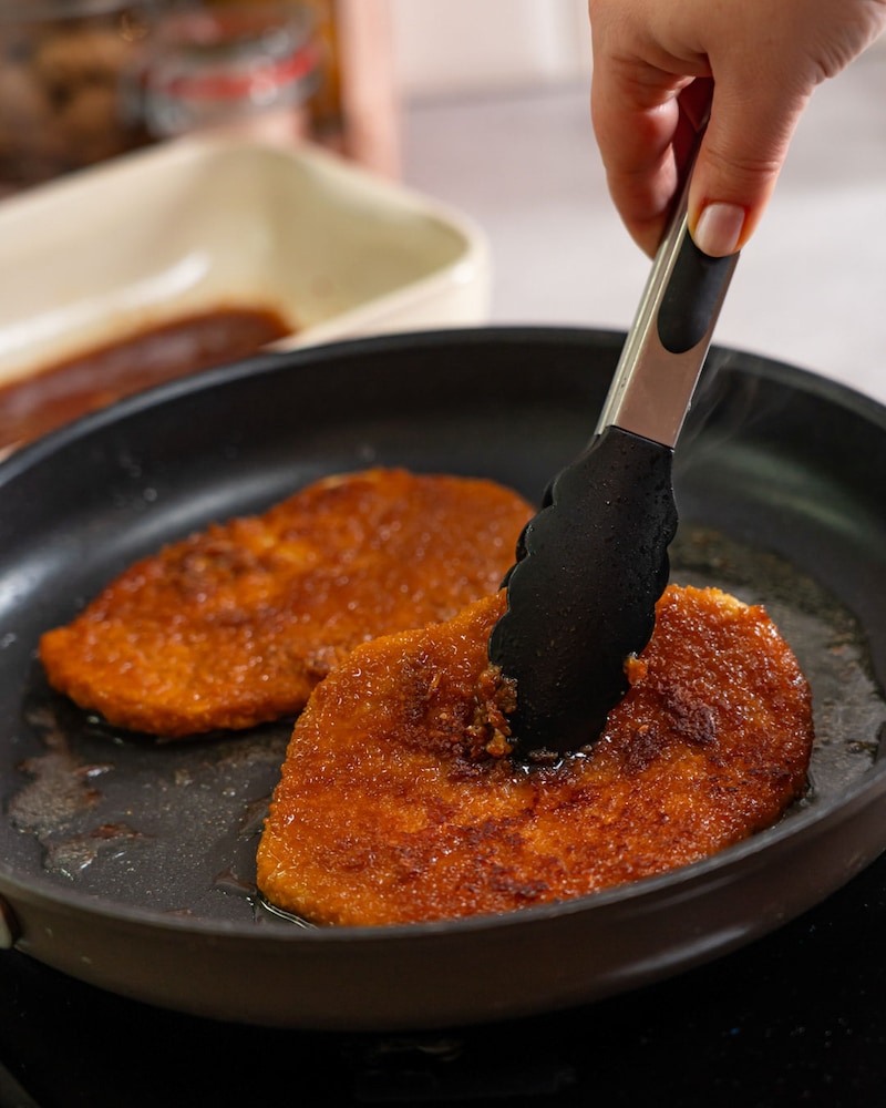 Dieses Bild zeigt die veganen Schnitzel in der Pfanne.
