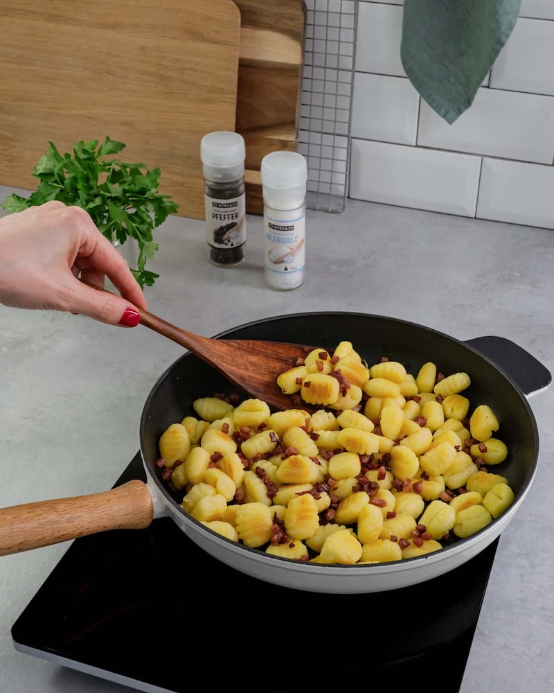 Dieses Bild zeigt anbraten der Gnocchi.
