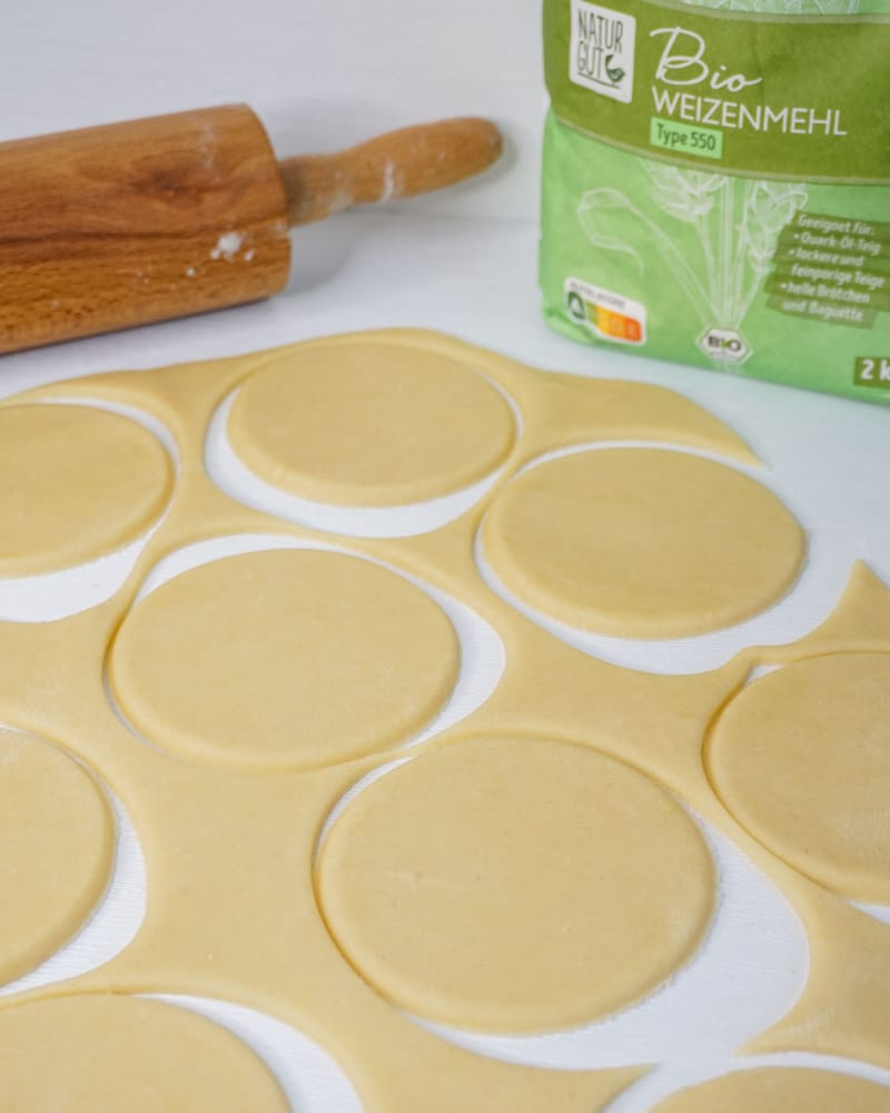 Dieses Bild zeigt wie die Plätzchen ausgestochen werden.