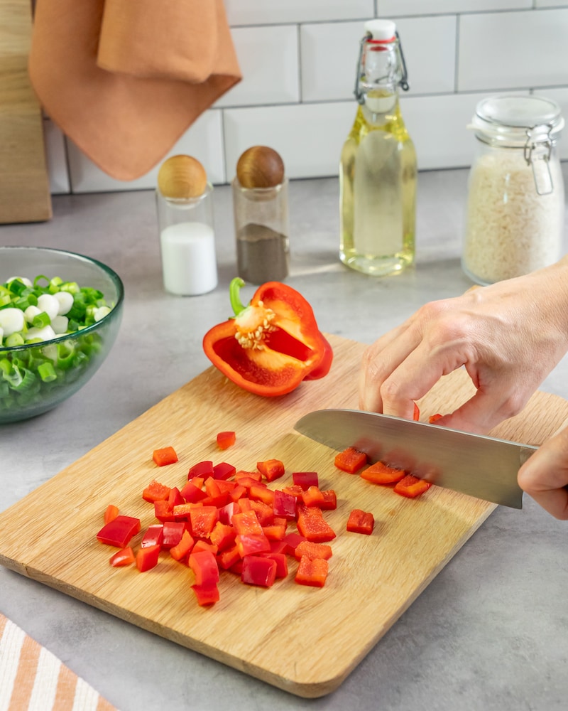Dieses Bild zeigt wie die Paprika geschnitten wird.