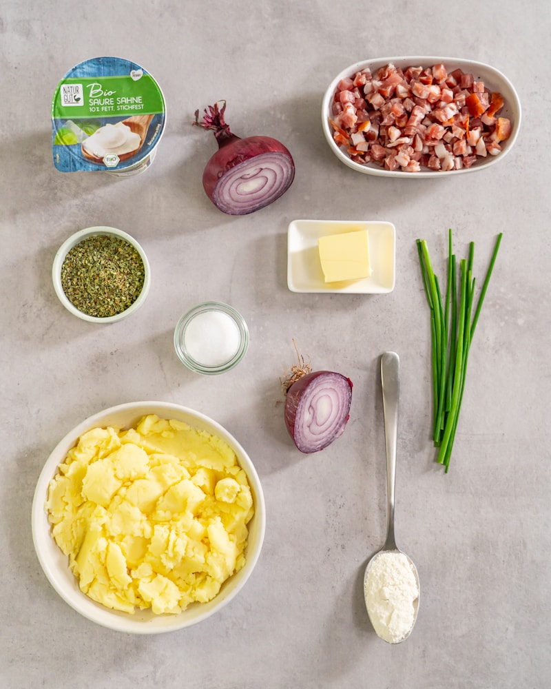Dieses Bild zeigt die Zutaten für die Kartoffelklöße.