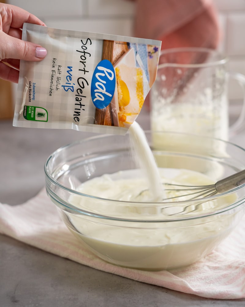 Dieses Bild zeigt wie Gelatine dazugegeben wird.