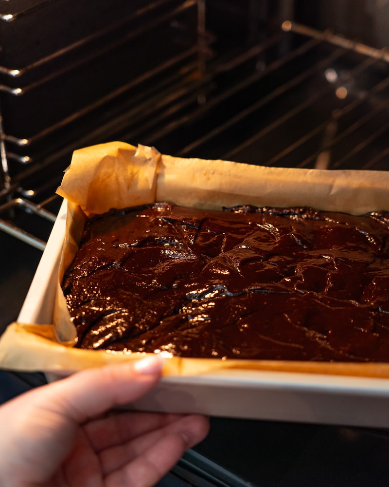 Dieses Bild zeigt wie die Brownies in den Ofen gegeben werden.
