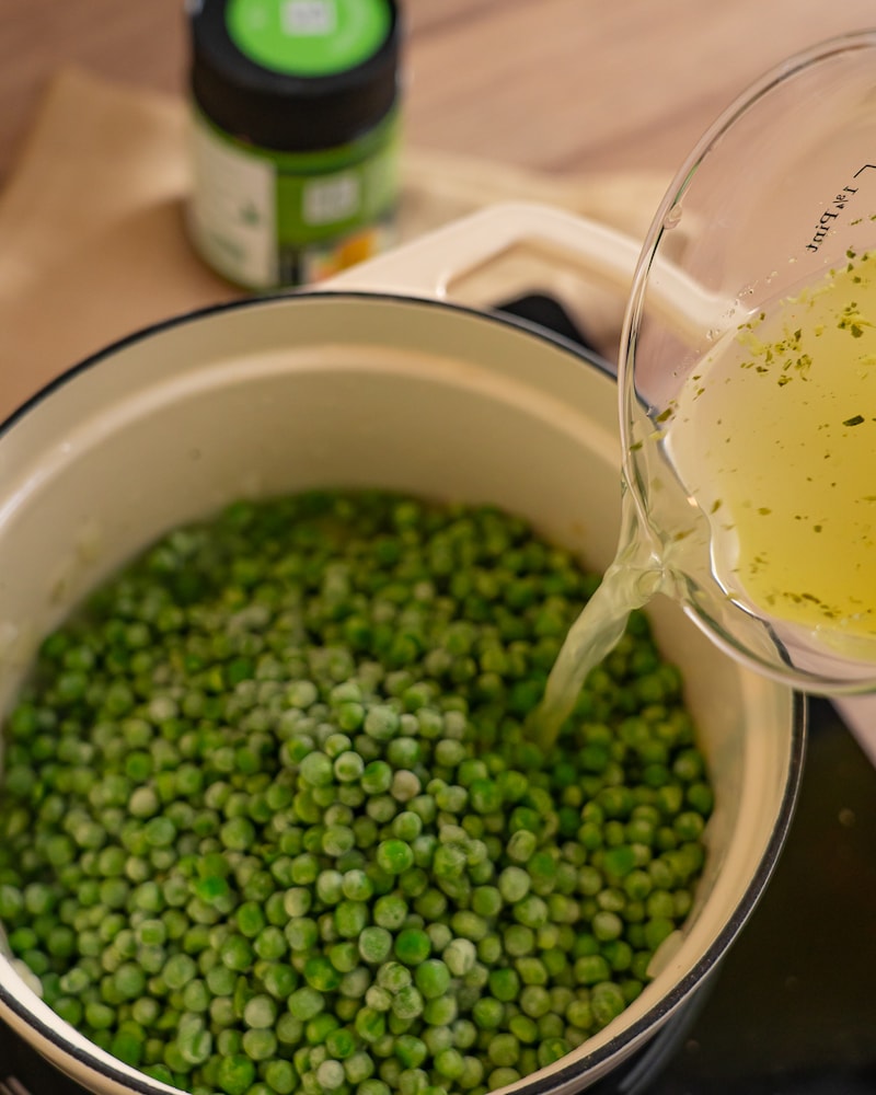 Dänische Aertensuppe mit gebratenen Pilzen und Haferbrötchen