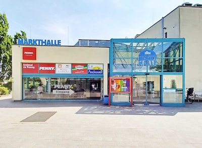 Sie sehen den Eingang vom Penny Markt in Berlin-Hellersdorf Hellersdorfer Str. 77-83