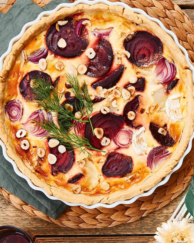 Rote-Beete-Tarte mit Ziegenkäse und gerösteten Haselnüssen