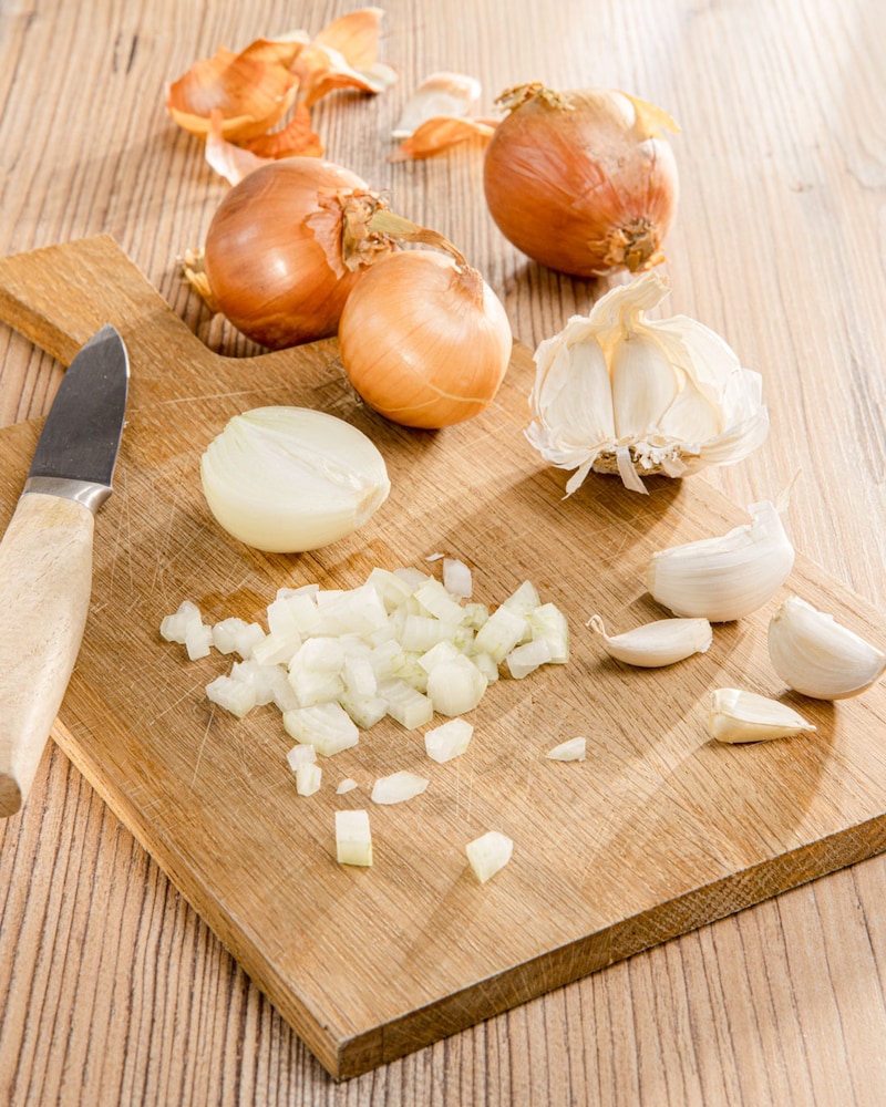 Dieses Bild zeigt die Zwiebeln und den Knoblauch.