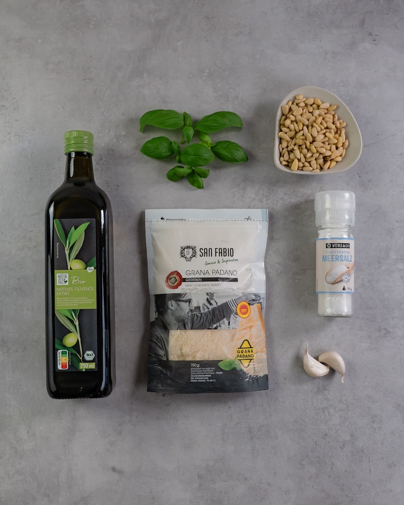 Dieses Bild, zeigt die Zutaten für das Pesto Genovese.