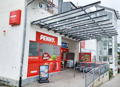 Sie sehen den Eingang vom Penny Markt in Konstanz Stifterstr. 65