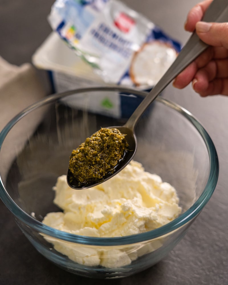 Dieses Bild zeigt Pesto mit Frischkäse.