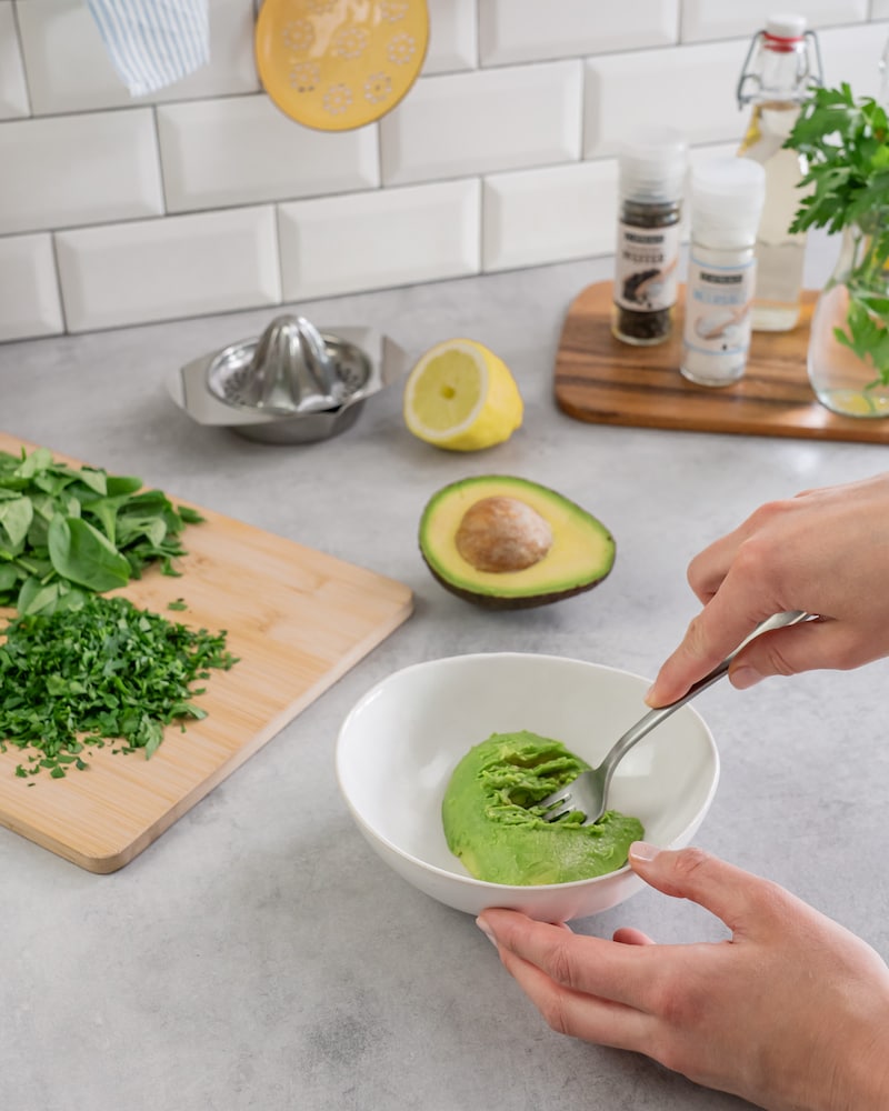 Dieses Bild zeigt wie die Avocado gestampft wird.
