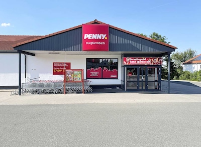 Sie sehen den Eingang vom Penny Markt in Fuerth/Burgfarrnbach Hintere Str. 40