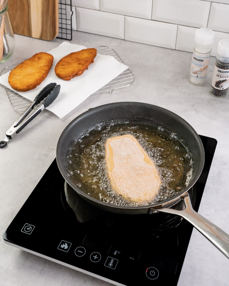 Dieses Bild zeigt wie die Auberginenschnitzel frittiert werden.