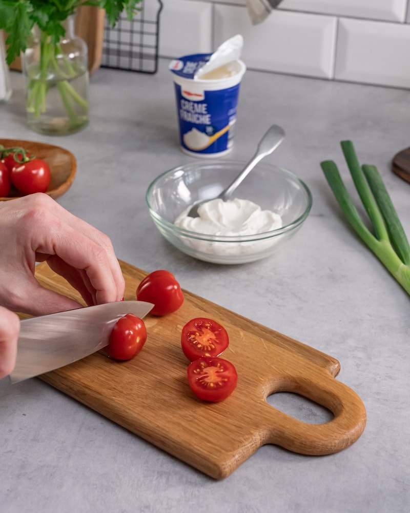 Dieses Bild zeigt, wie die Tomaten geschnitten werden.