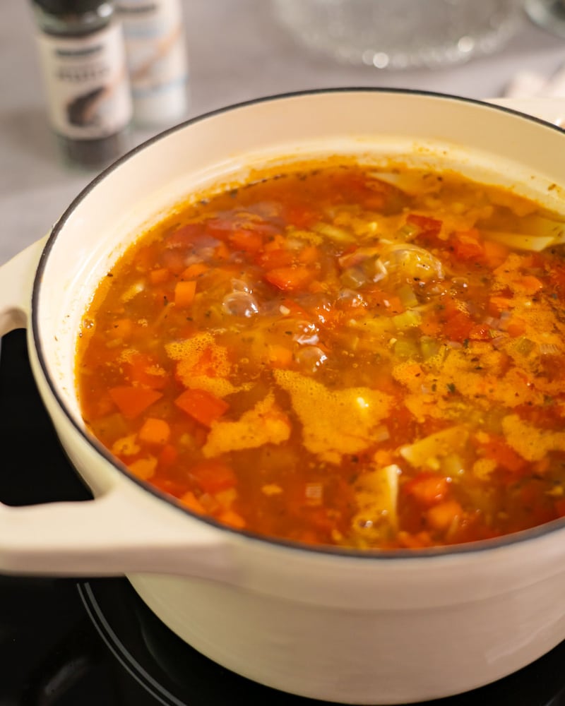 Dieses Bild zeigt wie die Lasagnesuppe kochend.