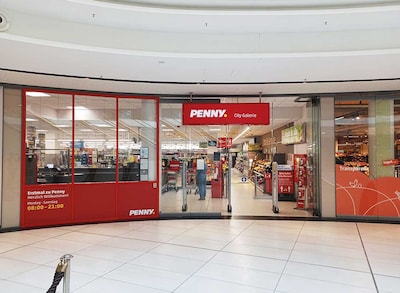 Sie sehen den Eingang vom Penny Markt in Giessen, Galerie Neustädter Tor/ Neustadt 28