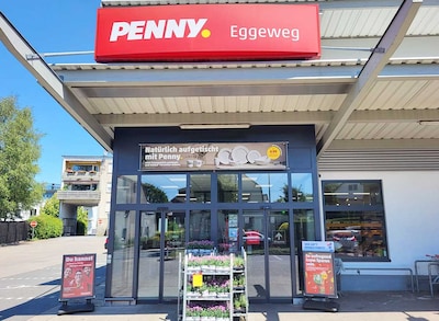 Sie sehen den Eingang vom Penny Markt in Bielefeld, Eggeweg 3